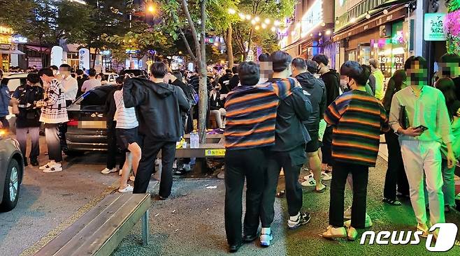 추석 연휴를 맞은 전북 전주시 서부신시가지 밤거리는 코로나19에 대한 경계심이 느슨해진 모습이었다.2021.9.17/뉴스1 © News1 강교현 기자