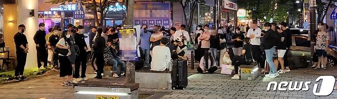 추석 연휴를 맞은 전북 전주시 서부신시가지에서 영업제한 시간이 끝나자 갈 곳을 잃은 청춘들이 길거리 공연이 진행중인 광장에 모였다. 2021.9.17/뉴스1 © News1 강교현 기자