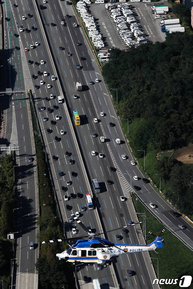 추석 연휴를 하루 앞둔 17일 오후 경찰청 귀성길 점검 헬기에서 바라본 서울 궁내동 톨게이트 부근 도로의 귀성 차량(왼쪽)이 서행하고 있다. (항공촬영 협조 : 서울지방경찰청 항공대 문흥주 경감, 심동국 경위) 2021.9.17/뉴스1 © News1 성동훈 기자