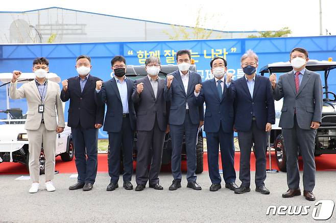 권칠승 중소벤처기업부 장관(오른쪽 두번째)이 13일 전남 영광군 e-모빌리티 규제자유특구에서 관계자들과 기념촬영을 하고 있다. (중소벤처기업부 제공) 2021.9.13/뉴스1