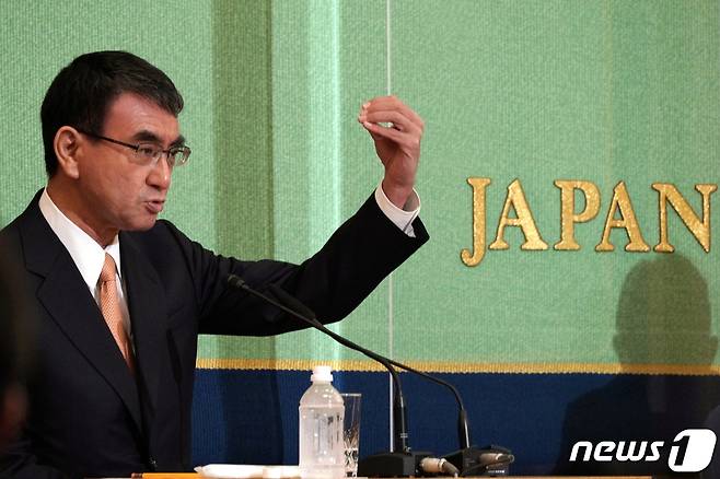 고노 다로 행정개혁 담당상이 18일 일본 기자클럽이 주최한 자민당 총재 후보 공개 토론회에서 발언하고 있다. © 로이터=뉴스1