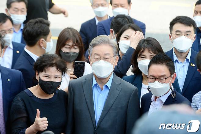 더불어민주당 대권 주자인 이재명 경기도지사가 추석 연휴 첫날인 18일 오후 광주 서부 농수산물도매시장 청과물동을 찾아 지지자들과 인사를 나누고 있다. 이 지사는 이날 호남민심 탐방의 일환으로 광주를 방문해 도매시장 상인회와 비공개 간담회를 갖은 뒤 이날 오후 나주 빛가람전망대를 방문할 예정이다. 2021.9.18/뉴스1 © News1 정다움 기자