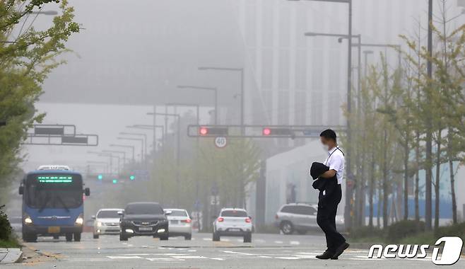 일교차가 커지면서 세종시 일대에 짙은 안개가 발생한 9일 정부세종청사에서 직장인이 출근을 하고 있다. 2021.9.9/뉴스1 © News1 장수영 기자