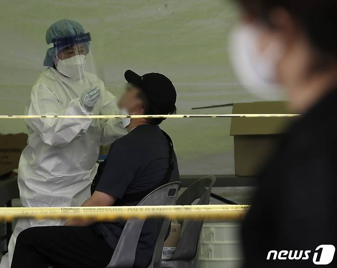 신종 코로나바이러스 감염증 확산세가 이어지고 있는 지난 1일 울산 중구 종합운동장에 마련된 임시 선별검사소에서 한 시민이 검사를 받고 있다. 2021.9.1/뉴스1 © News1 윤일지 기자