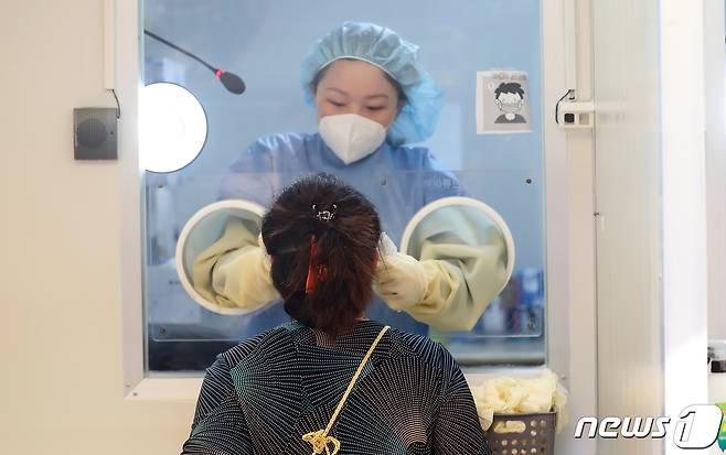 코로나19 검체 검사 /뉴스1 © News1 황기선 기자