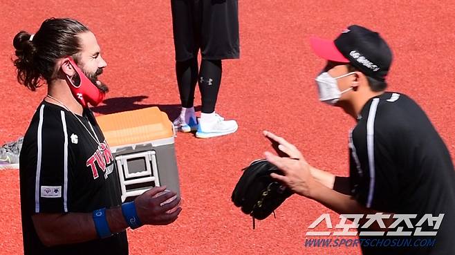 LG 켈리와 임찬규가 18일  훈련중, 대화를 나누며 박장 대소하고 있다.