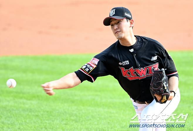 2021 KBO리그 KT 위즈와 LG 트윈스의 경기가 4일 잠실야구장에서 열렸다. KT 선발투수 고영표가 힘차게 공을 던지고 있다. 잠실=허상욱 기자 wook@sportschosun.com/2021.09.04/