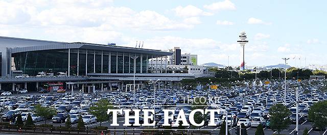 추석 연휴 첫날인 18일 오후 서울 강서구 공항동 김포국제공항 국내선 제1주차창에 여행객들의 차량이 가득 차 있다.