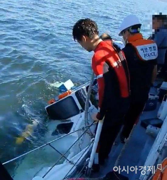 무의도 해상에서 침수한 레저보트 [사진 제공=인천해경]
