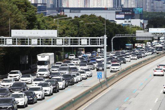 추석 연휴가 시작된 18일 오후 경기도 오산시 경부고속도로 오산IC 부근 부산 방향(왼쪽)이 정체되고 있다. [이미지출처=연합뉴스]