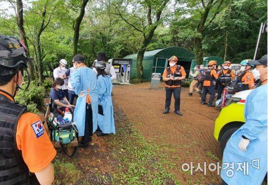 한라산 등반객 말벌 쏘임사고가 발생하자 한라산 관음사 탐방로 입구에 제주소방서와 제주보건소가 합동으로 현장지휘소와 응급의료소를 운영하고 있다.