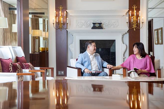 서울 중구 밀레니엄 힐튼 서울에서 만난 신순규, 한근주 부부. 인터뷰 내내 손을 꼭 잡고 있던 부부는 "'투자는 장기로, 사랑은 영원히'가 결혼 당시 우리 둘의 맹세였다"고 했다. /장은주 영상미디어 객원기자