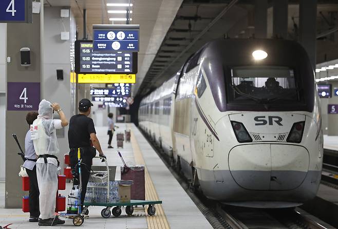 추석 연휴를 앞둔 지난 15일 오후 서울 강남구 SRT 수서역에서 방역 관계자가 SRT를 방역하기 위해 준비하고 있다./연합뉴스