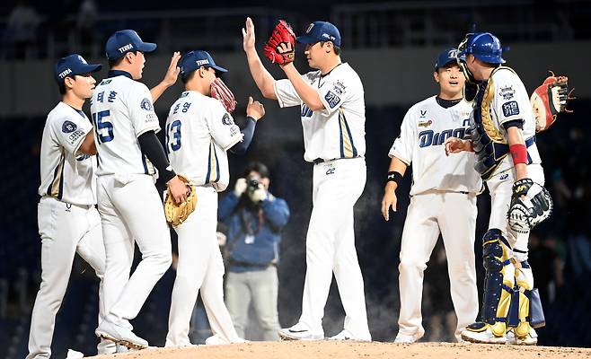 17일 LG를 꺾고 기쁨을 나누는 NC 선수들의 모습. 창원=허상욱 기자 wook@sportschosun.com