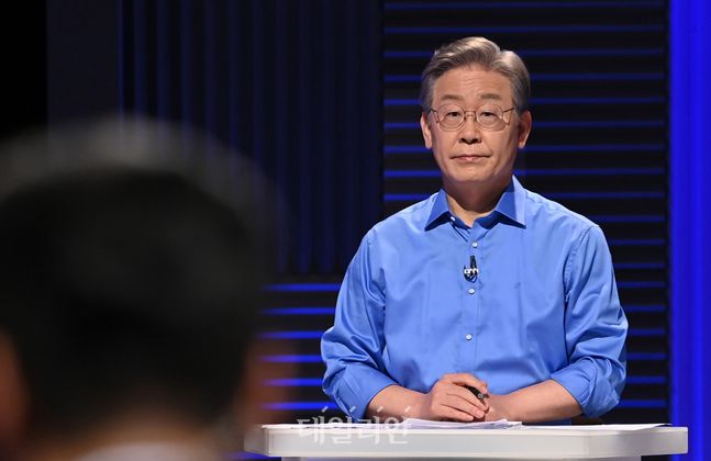 더불어민주당 이재명 대선 경선 후보가 14일 오후 서울 마포구 상암동 MBC 사옥에서 열린 MBC 100분 토론에 참석해 리허설을 하고 있다. ⓒ국회사진취재단