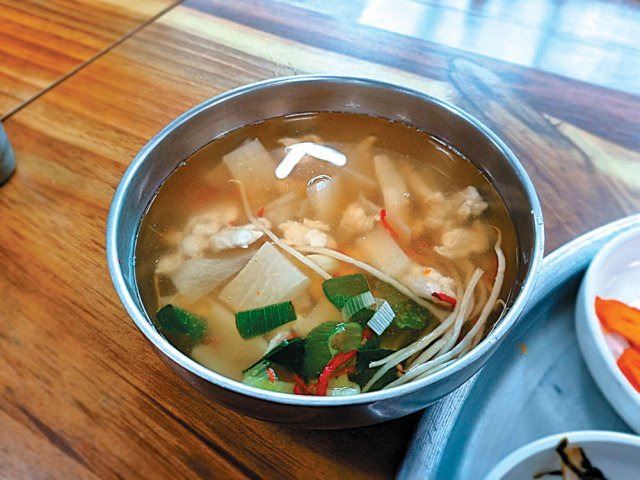 울릉도에서만 맛볼 수 있는 오징어 내장탕.
