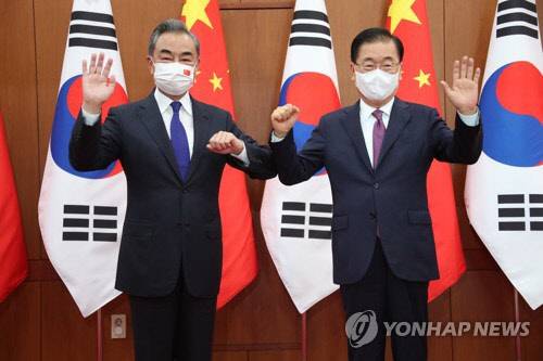 정의용 외교부 장관(오른쪽)과 왕이(王毅) 중국 외교담당 국무위원 겸 외교부장이 15일 오전 서울 종로구 외교부 청사에서 열린 한중 외교장관회담에 앞서 기념 촬영을 하고 있다(연합뉴스).