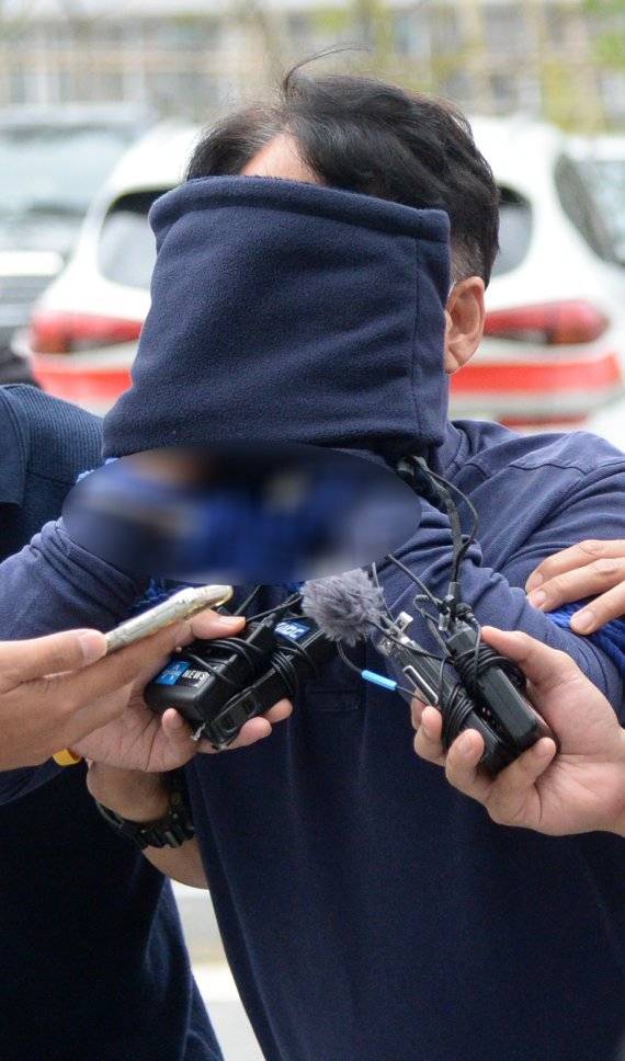 B씨를 살해하고 사체를 유기한 혐의로 경찰에 잡힌 A씨가 지난 2일 전주지방검찰청에서 얼굴을 가리고 기자들의 질문을 피해 청사로 들어서고 있다. /사진=뉴시스