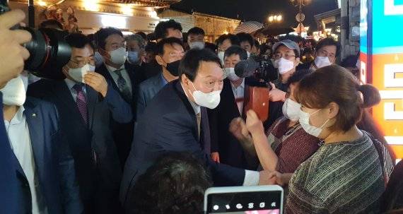 국민의힘 대선주자인 윤석열 전 검찰총장이 17일 오후 경주 황리단길을 찾아 상인들과 인사를 나누고 있다. 사진=뉴시스