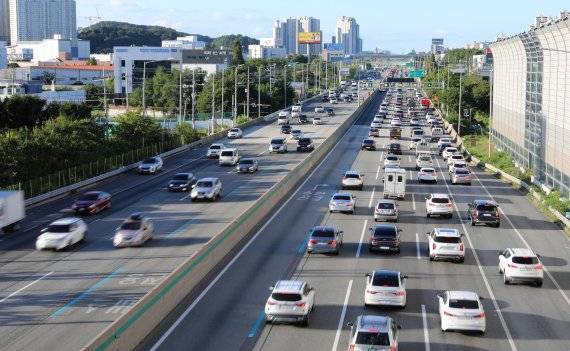 추석 연휴를 하루 앞둔 17일 오후 경기도 용인시 신갈분기점 인근 경부고속도로 하행선(왼쪽)이 비교적 원활한 흐름을 보이고 있다. /사진=뉴스1