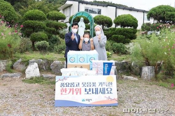 김상돈 의왕시장 17일 사회복지시설 위문품 전달. 사진제공=의왕시