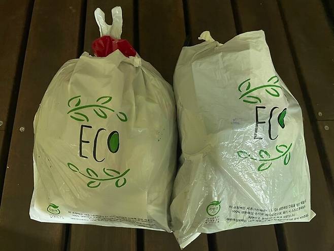 15일 플로깅을 시작한 지 1시간 만에 4.5ℓ짜리 쓰레기봉투 두 개가 가득 찼다.