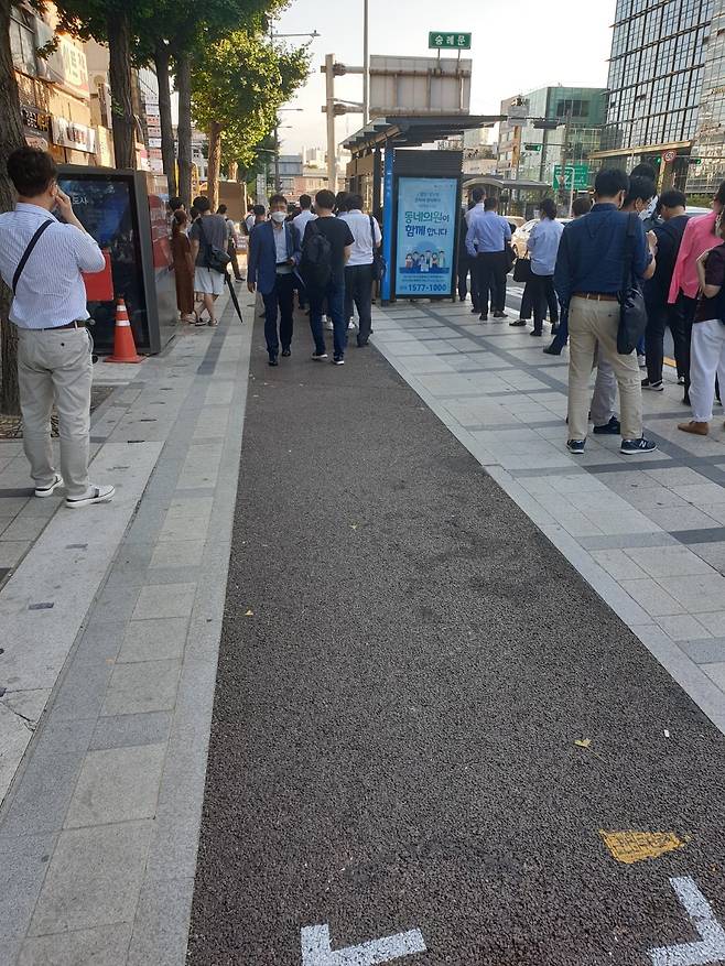 서울역과 남대문 사이에는 버스 정류장 바로 옆에 자전거도로가 있다. [강갑생 기자]