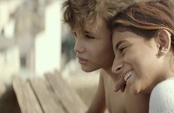 자인의 바로 아래 동생이자 서로 의지하며 자란 사하르(오른쪽). 부모에 의해 나이 많은 슈퍼 사장에게 팔려가듯 결혼한다.