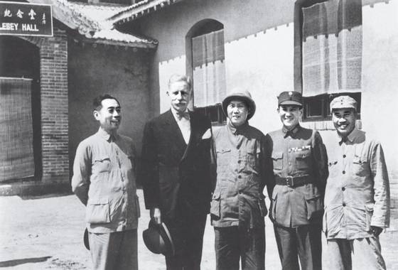 중공근거지 옌안을 방문, 마오쩌둥(왼쪽 셋째), 주더(오른쪽 첫째), 저우언라이(왼쪽 첫째) 등 중공지도부와 기념사진을 남긴 미국대사 헐리. [사진 김명호]