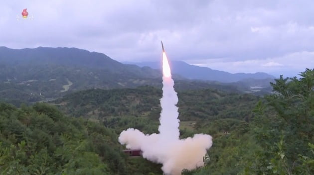 북한이 16일 조선중앙TV를 통해 보도한 탄도미사일 발사 장면. 열차에서 발사했다./ 연합뉴스