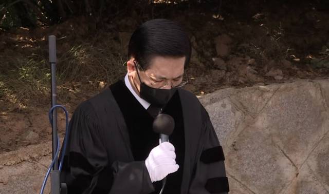 이영훈 여의도순복음교회 목사가 18일 하관예배에서 '부활의 은혜'를 주제로 설교한 뒤 기도하고 있다.