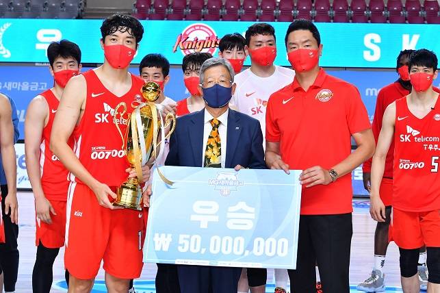 서울 SK 전희철(오른쪽) 감독과 주장 허일영이 18일 2021 MG새마을금고 KBL 컵대회 우승 직후 기념 촬영을 하고 있다. 사진=KBL 제공