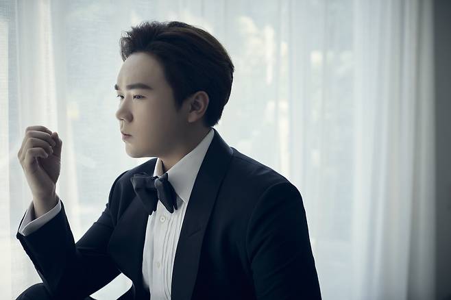 ‘팬텀싱어3’(JTBC)에서 라비던스 팀으로 준우승을 차지한 테너 존노가 첫 클래식 앨범을 통해 음악적 연대기를 들려준다. 앨범엔 헨델의 오라토리오부터 현대 가곡인 김효근까지 담겼다. 그는 “대중과 클래식 잇는 징검다리가 되고 싶은” 마음을 담았다고 했다. [워너뮤직코리아 제공]