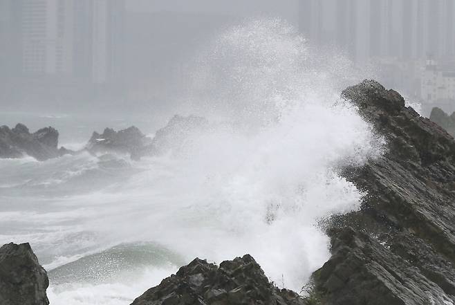 17일 오후 제14호 태풍 '찬투'의 영향으로 울산시 북구 앞바다에 거센 파도가 몰아치고 있다. 사진은 사건과는 관련이 없음. [연합]