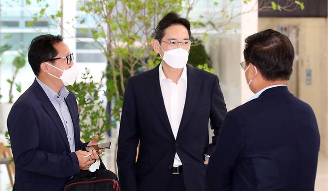 [서울=뉴시스] 김명원 기자 = 이재용 삼성전자 부회장이 14일 오전 서울 강남구 역삼동 멀티캠퍼스에서 진행되는 '삼성 청년 소프트웨어 아카데미(SSAFY)' 교육 현장에서 김부겸 국무총리를 기다리고 있다. 삼성은 정부가 추진하는 청년 일자리 프로젝트 '청년희망ON 프로젝트' 사업에 KT에 이어 2호 기업으로 참여했다. (공동취재사진) 2021.09.14. photo@newsis.com