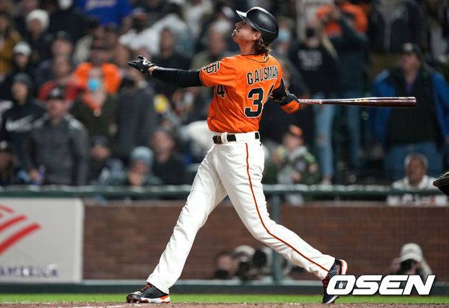 [사진] 샌프란시스코의 케빈 가우스먼이 18일(한국시간) 애틀랜타와의 경기 11회 말 끝내기 희생 플라이를 날리고 있다. ⓒGettyimages(무단전재 및 재배포 금지)