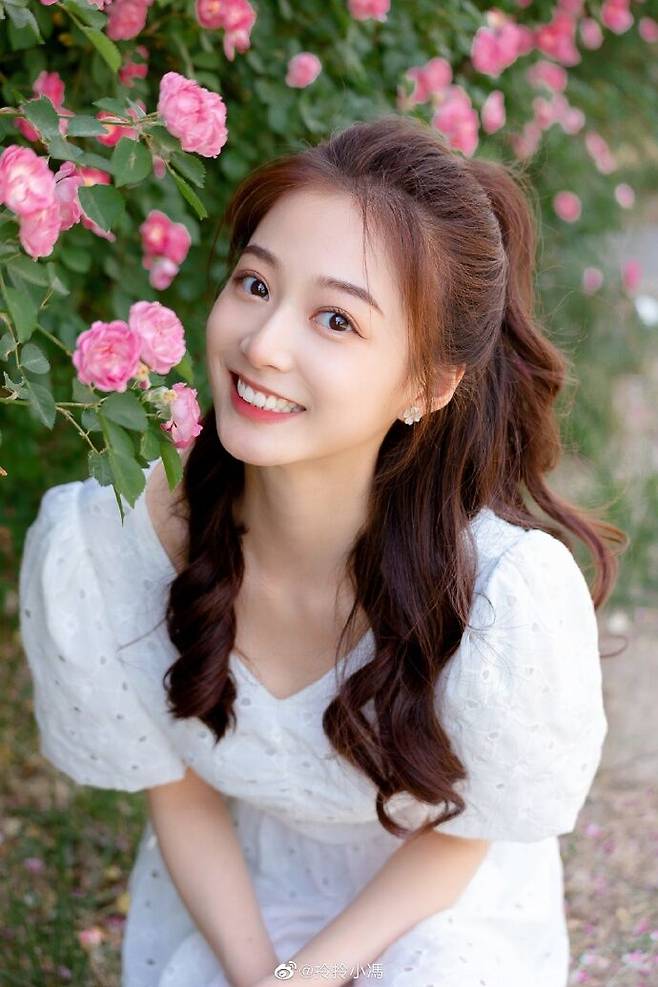 펑린 (22) 중국 대학생 아나운서, 사진출처: 펑린 웨이보 계정