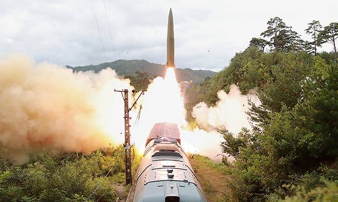 북한이 지난 15일 철도기동미사일연대의 검열사격훈련을 했다고 조선중앙통신이 16일 보도했다. 연합뉴스