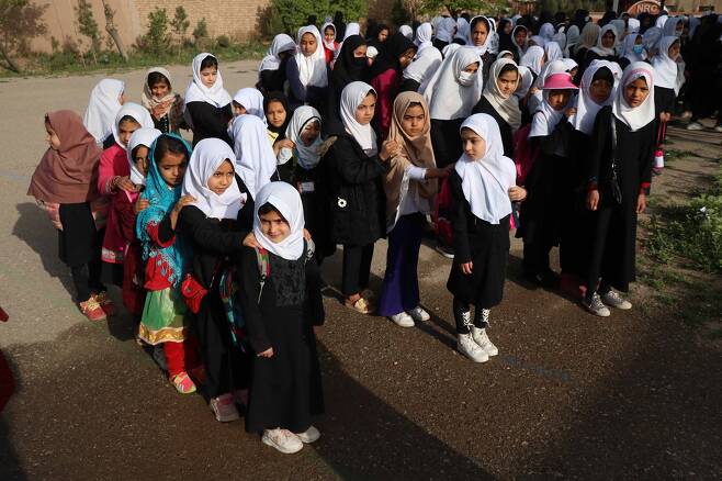 탈레반 재장악 이전 아프간 여자 초등생들 - 탈레반의 8월 아프가니스탄 재장악 이전인 지난 3월 헤라트 지역의 한 초등학교 여학생들의 모습. 2021.9.18 EPA 연합뉴스
