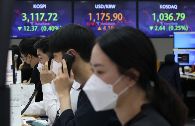 17일 오전 서울 중구 하나은행 본점 딜링룸에서 직원들이 업무를 보고 있다. /연합뉴스