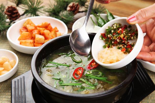 추어탕에는 마늘 다진 것, 매운 고추 다진 것, 잘게 썬 부추, 제피가루, 들깨가루, 후춧가루 등 ‘강렬한 토핑’을 더하는 경우가 많다. [GettyImage]