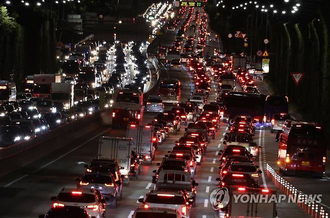 고향 가는 길 (서울=연합뉴스) 서명곤 기자 = 17일 오후 서울 서초구 잠원IC에서 바라본 경부고속도로 상(왼쪽)·하행선의 모습.  
     한국도로공사에 따르면 이날 늦은 오후와 저녁 퇴근 시간대에 귀성 차량이 겹치면서 전국의 도로가 평상시 주말보다 더 심한 혼잡을 겪고 있다. 2021.9.17 seephoto@yna.co.kr