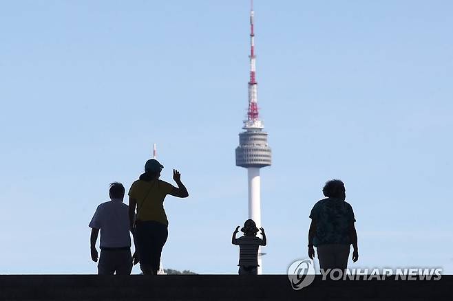가족과 함께 맑은 서울 하늘 아래    비교적 맑은 날씨를 보인 이달 16일 오전 한 가족이 서울 용산구 국립중앙박물관에서 여유를 즐기고 있다. [연합뉴스 자료사진]
