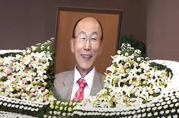 故조용기 목사 장례예배 (서울=연합뉴스) 양정우 기자 = 18일 여의도순복음교회 설립자 고(故) 조용기 목사의 장례예배가 엄수됐다. 2021.9.18 eddie@yna.co.kr [여의도순복음교회 유튜브 영상 캡처] (끝)