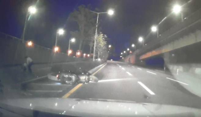 중앙분리대 들이받고 넘어진 오토바이  [부산경찰청 제공. 재판매 및 DB 금지]