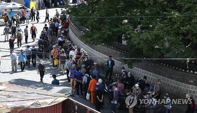 추석 앞둔 무료급식소 (서울=연합뉴스) 이진욱 기자 = 추석 연휴를 이틀 앞둔 16일 서울 종로구 탑골공원 앞 무료급식소에 이용자들이 점심식사를 위해 줄 서 있다. 2021.9.16 cityboy@yna.co.kr