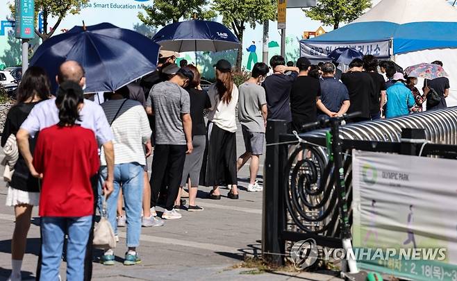코로나19 검사 행렬 [연합뉴스 자료사진]