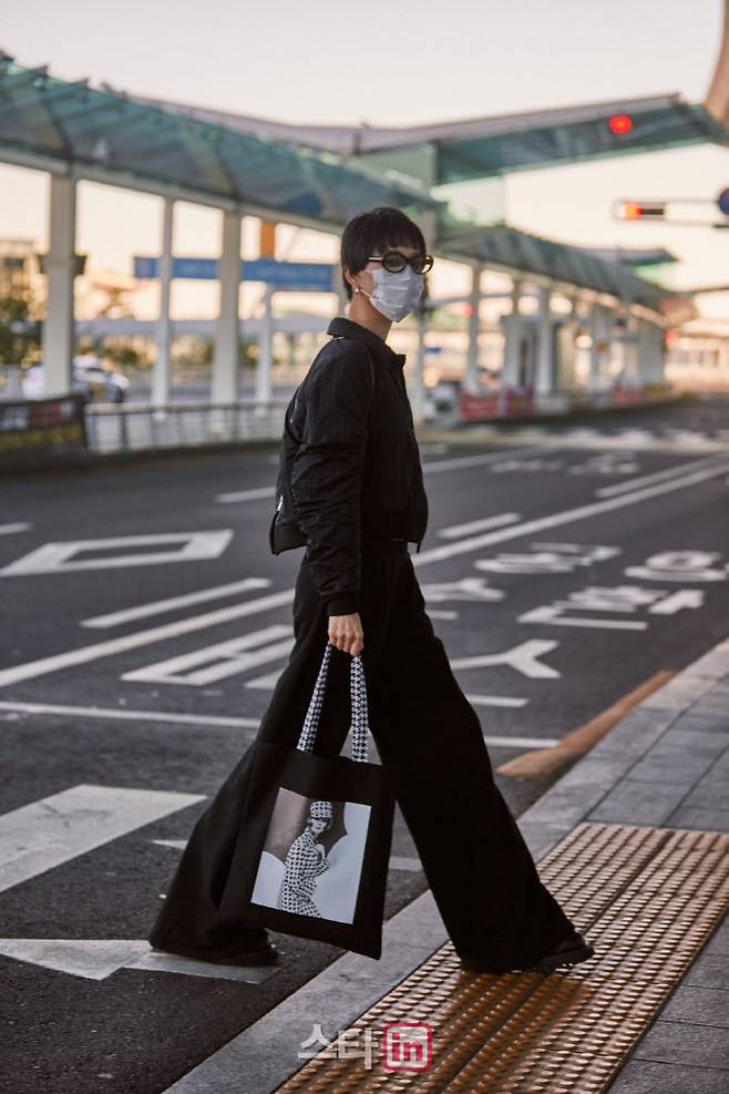 19일 인천국제공항을 통해 출국한 최소라의 공항패션