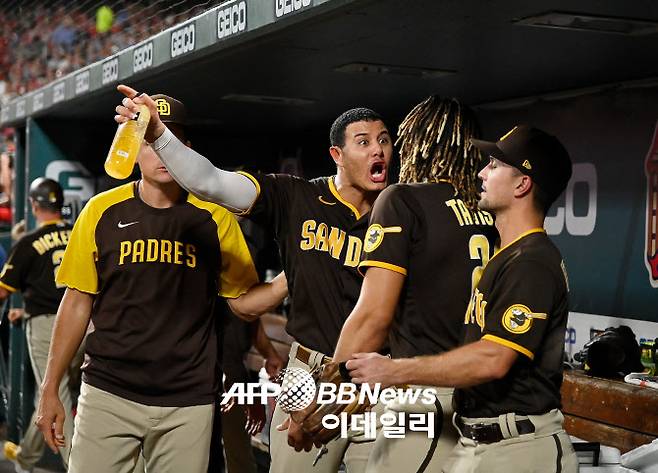샌디에이고 파드리스 매니 마차도가 더그아웃에서 팀 동료인 페르난도 타니스 주니어를 향해 소리를 지르며 뭔가 얘기를 하고 있다. 사진=AP PHOTO