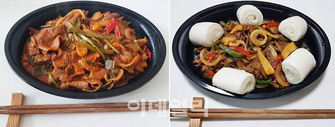 마이셰프(MYCHEF) 채소 위주 식단 밀키트 브랜드 ‘채소가든’의 ‘미나리 두루치기’(왼쪽)와 ‘고추잡채 꽃빵’을 명절 음식 삼아 요리해 시식해봤다. 고기 없이 ‘콩단백 슬라이스’를 활용한 점이 특징이다.(사진=김범준 기자)